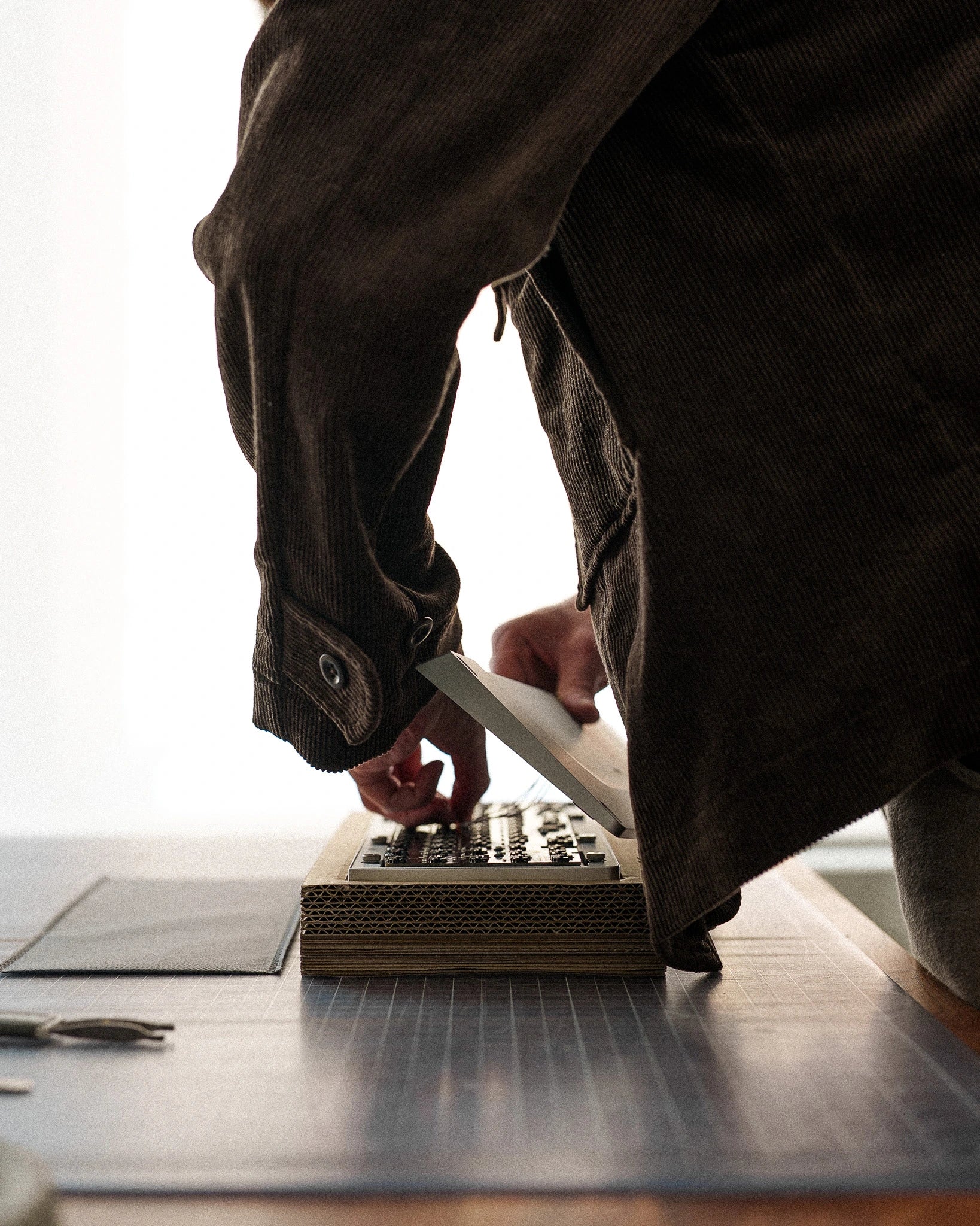 Mode studio. Hand assembly and quality inspection of keyboard components