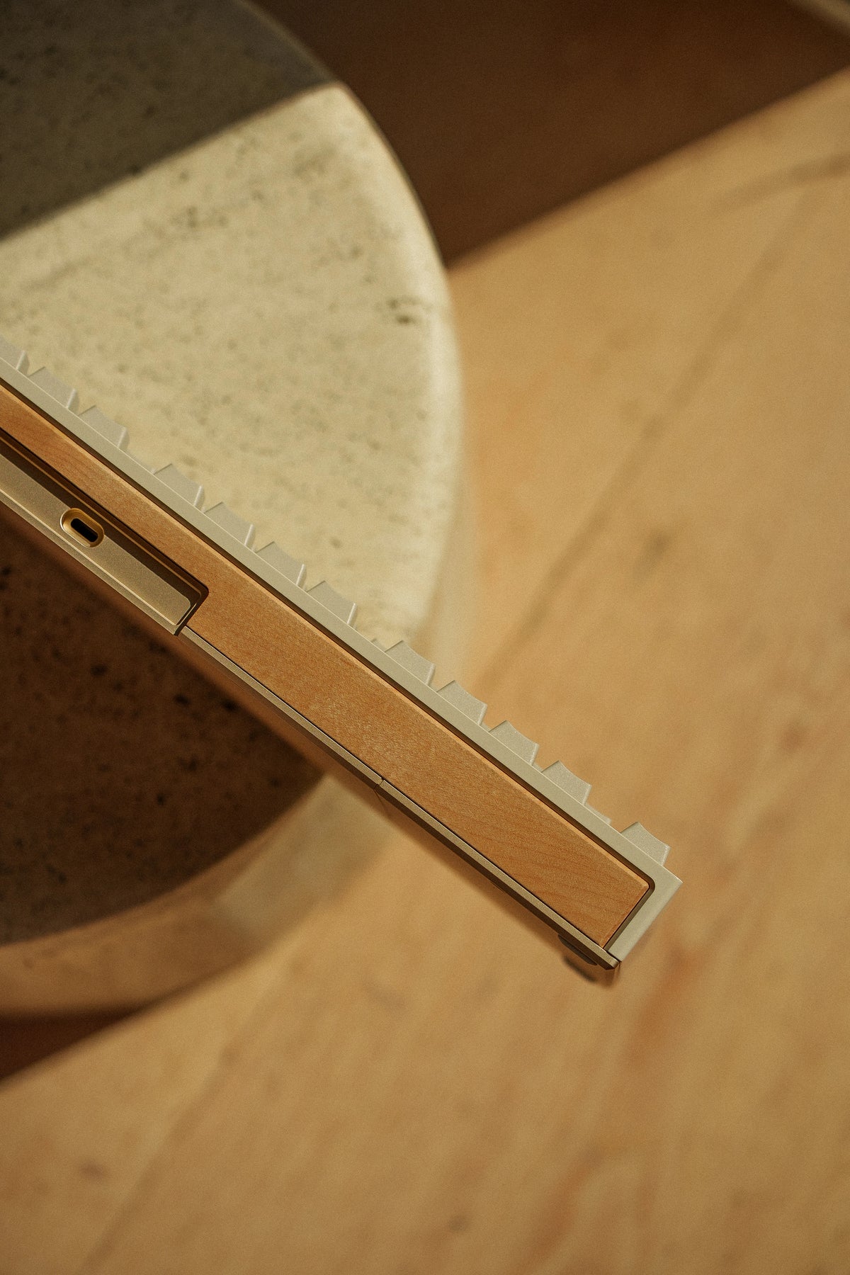 Maple accent along the back edge of a Mode Prologue in Golden Beige